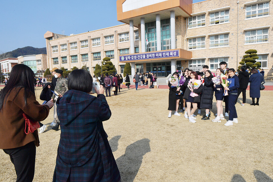 ▲순창고등학교 졸업식이 끝나고 운동장에서 사진 찍는 졸업생들.