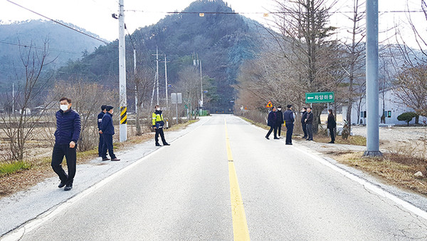 ▲순창경찰서 임시청사 진입 도로를 살피는 경찰서 직원들.