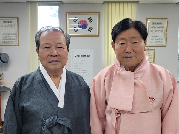 왼쪽부터 김봉호 전 회장, 김용식 신임회장