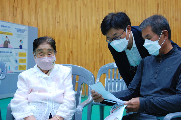 지난 21일 정복단(94)씨가 2차 백신접종을 했다. 아들 안현진씨가 접종센터에 모시고 나왔다.