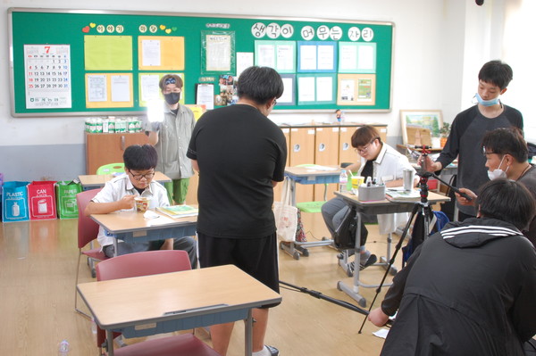 동계중학교 학생들이 영화를 촬영하고 있다.