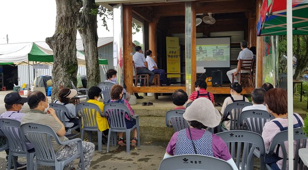 주민들은 마을 모정에 모여 영화 '장수상회'를 관람했다.