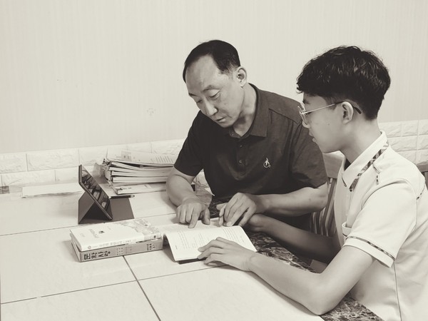 강시온 학생이 아버지와 공부하는 모습