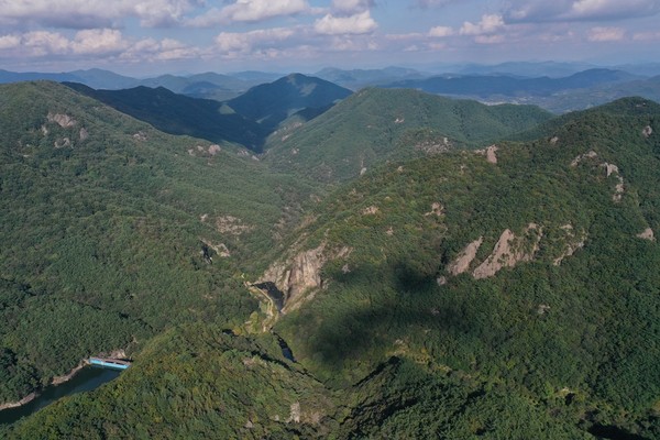 연대산성(금성산성) 쪽에서 바라본 강천산 군립공원. 왼쪽 봉우리 강천산, 오른쪽 봉우리 광덕산. 왼쪽 아래에 강천저수지가 보인다.