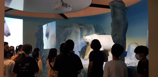 극지관에서 북극 곰 이야기를 듣고 있는 어린이기자단