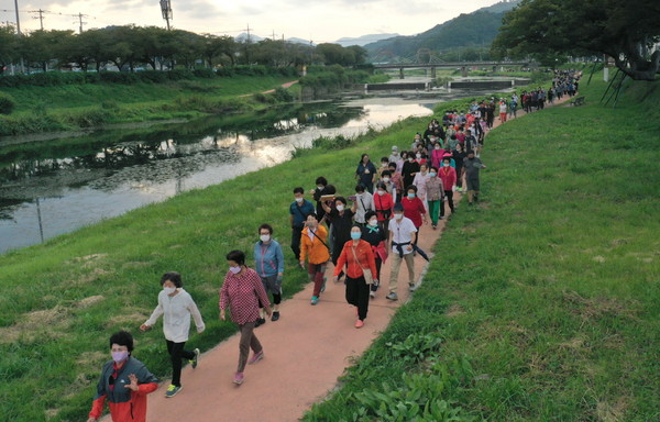 경천 걷기대회에 참여한 주민들 모습