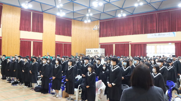 지난 8일 순창제일고 학생들이 강당에서 졸업식을 치르고 있다.