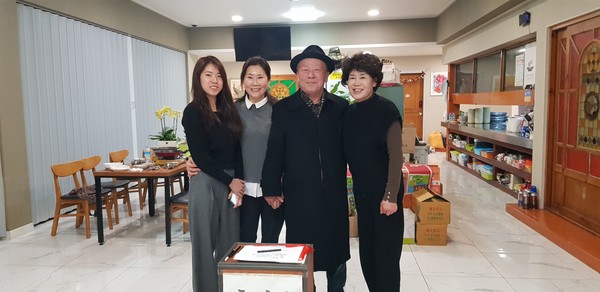 배우 임현식씨가 읍내 한 음식점에서 주인 가족과 함께 기념 사진을 찍고 있다.
