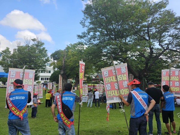 순창 화장장 반대 대책위원회는 지난 21일 오전 군청 잔디마당에서 ‘순창 화장장 반대 군민궐기대회’를 개최했다.