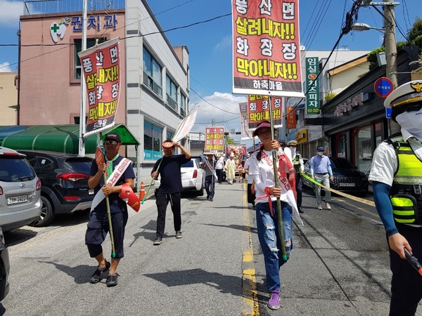 화장장 근조 상여를 멘 반대 대책위 관계자들이 순창읍내를 행진하는 모습