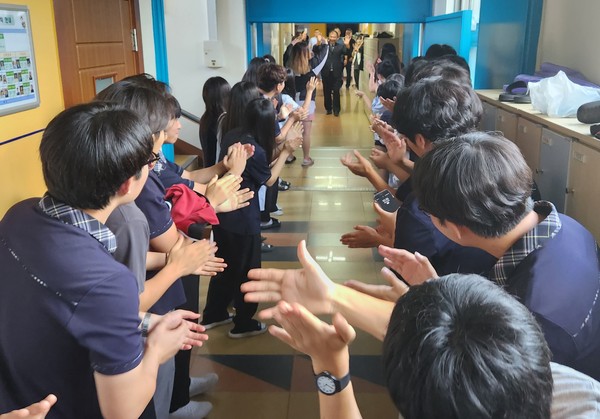 순창고등학교 재학생들이 윤상윤 교사의 정년 퇴임을 축하해 주고 있다.