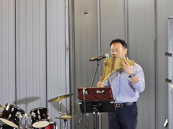 팬플루트로 트로트곡을 연주하고 있는 순창경찰서 김태홍 계장