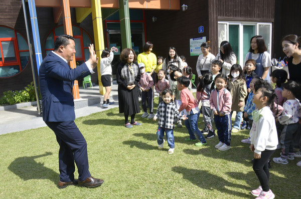 군은 아동행복수당 지급 시행을 기념하기 위해 지난 12일 군내 어린이집에서 기념행사를 개최했다.